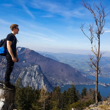 Zu sehen ist Mario wie er auf den Traunsee in Österreich Blickt