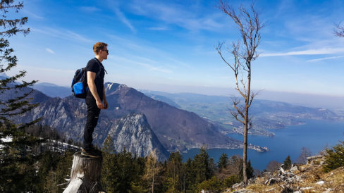 Zu sehen ist Mario wie er auf den Traunsee in Österreich Blickt
