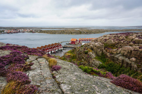 Zu sehen ist eine Küstenstadt in Schweden