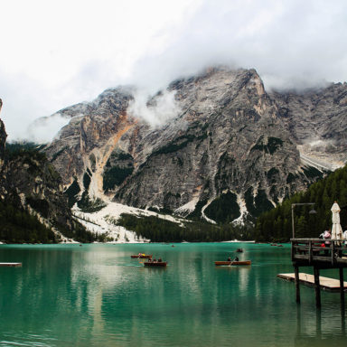 Zu sehen ist der Pragser Wildsee in Italien