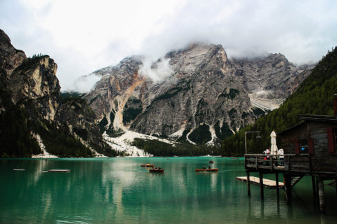 Zu sehen ist der Pragser Wildsee in Italien