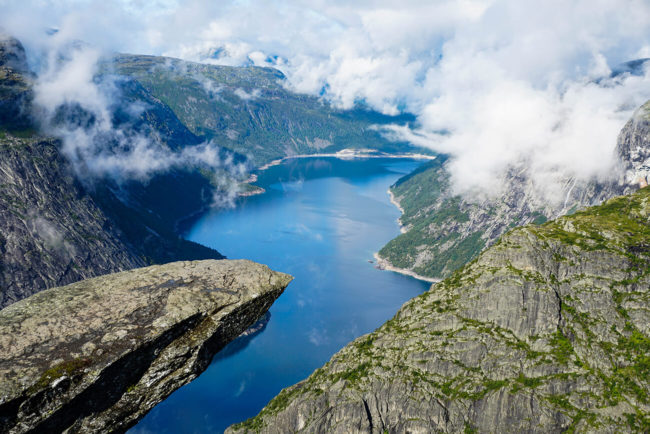 Zu sehen ist ein Blick auf die Trolltunga in Norwegen