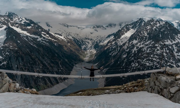 Blick auf die Kebema Hängebrücke