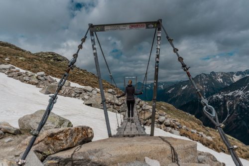 Zu sehen ist die Hängebrücke bei der Olpererhütte