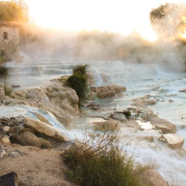 Zu sehen sind die heißen Quellen namens Saturnia in Italien