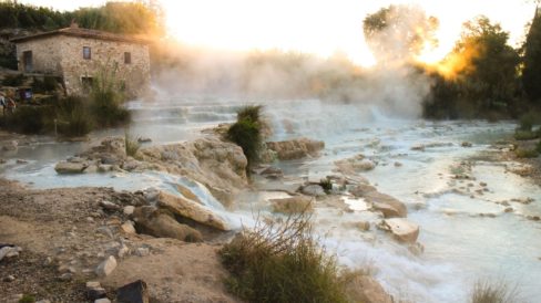 Zu sehen sind die heißen Quellen namens Saturnia in Italien