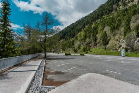 Zu sehen ist der Schleigeis Staumauer Parkplatz