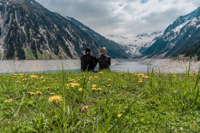 Zu sehen ist der Blick auf den Schleigeis Stausee im Zillertal