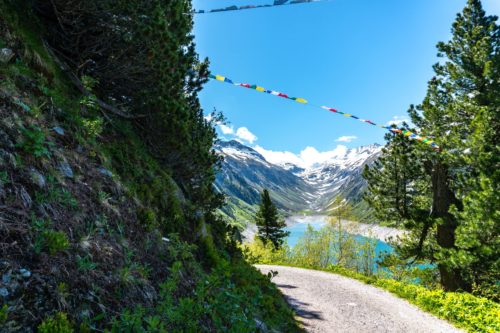 Zu sehen sind die Gebetsfahnen auf dem Weg Richtung Klein Tibet Hohenaualm