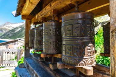 Zu sehen sind die Gebetsmühlen von Klein Tibet Hohenaualm