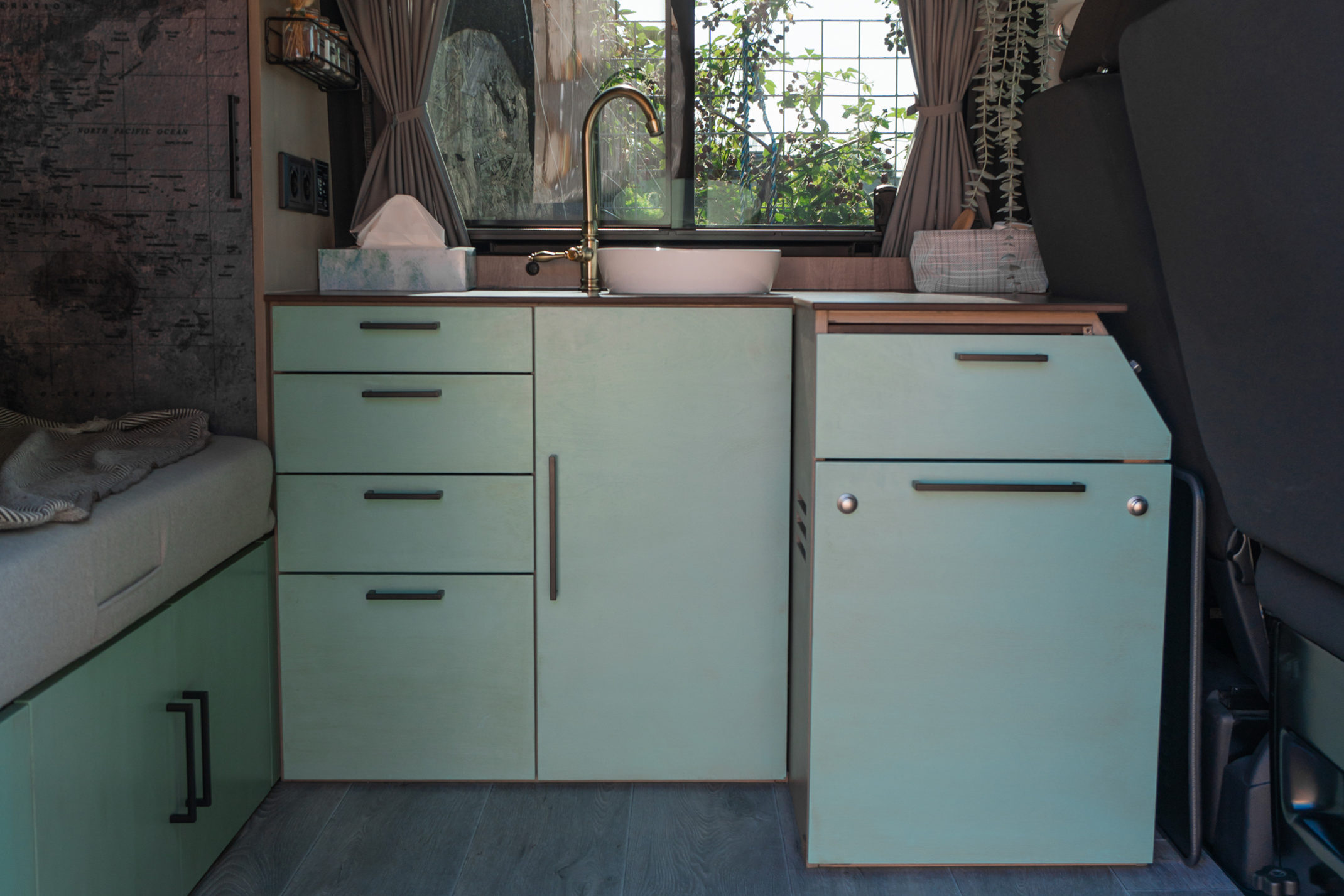 VW T5 / T6 Camper Küche selber bauen Zu sehen ist eine selbstgebaute Küche für den VW T5 / T6 Camper