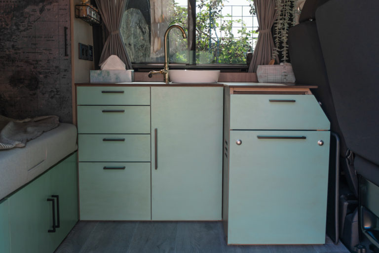 Zu sehen ist eine selbstgebaute Küche für den VW T5 / T6 Camper