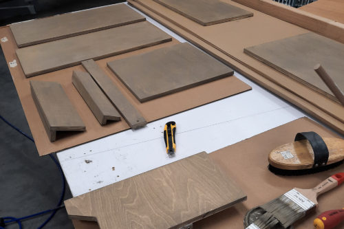 zu sehen ist ein gebeiztes Birken Multiplex für die Camper Küche