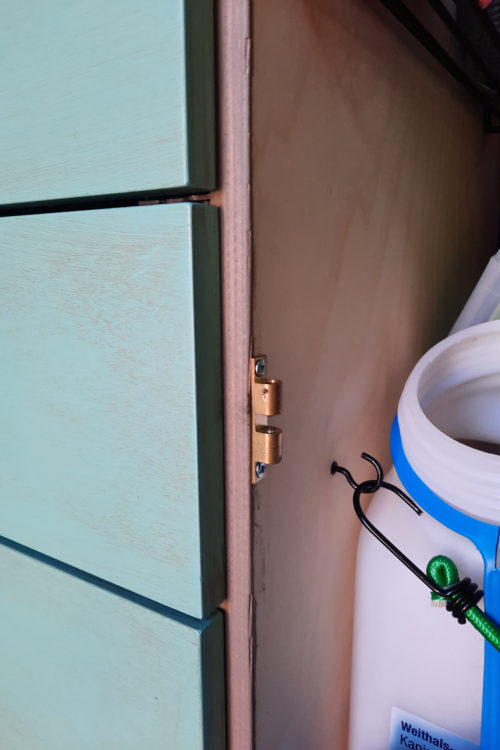 zu sehen sind die Schubladen Sicherungen für unsere VW T6 Camper Küche