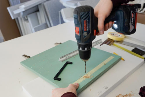 zu sehen ist die Montage der Griffe für die Camper Küche