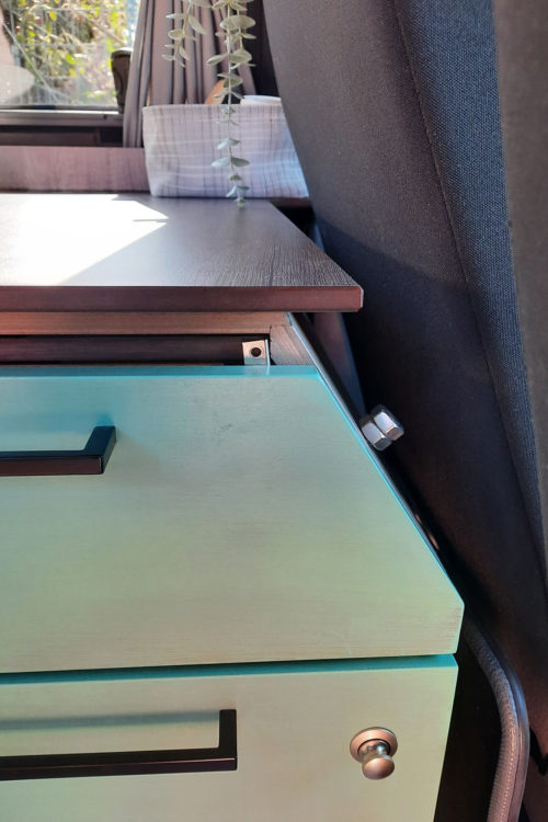 zu sehen sind die Schubladen Sicherungen für unsere VW T6 Camper Küche