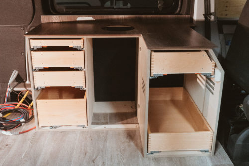 zu sehen ist die bereits verklebte Arbeitsplatte für unsere VW T6 Camping Küche