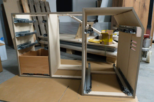 zu sehen ist das Grundgerüst der Camper Küche mit bereits eingebauten Auszügen