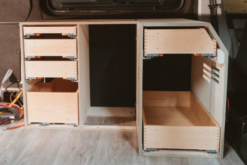 zu sehen ist das Grundgerüst der Camper Küche mit bereits eingebauten Auszügen und Schubladen
