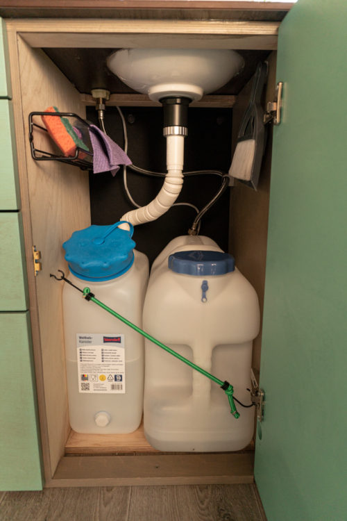 zu sehen ist die Wasserversorgung im Camper DIY Selbstausbau