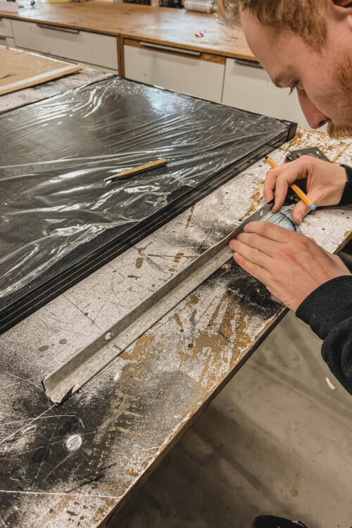 Hier seht ihr wie wir die Solarpanele am Dach montier haben.